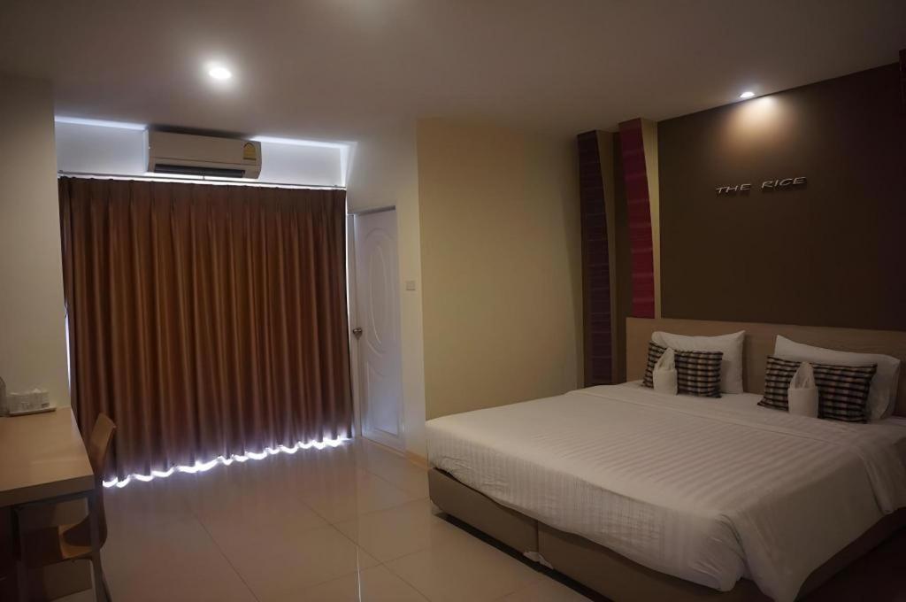 The Rice Hotel Roi Et Buitenkant foto