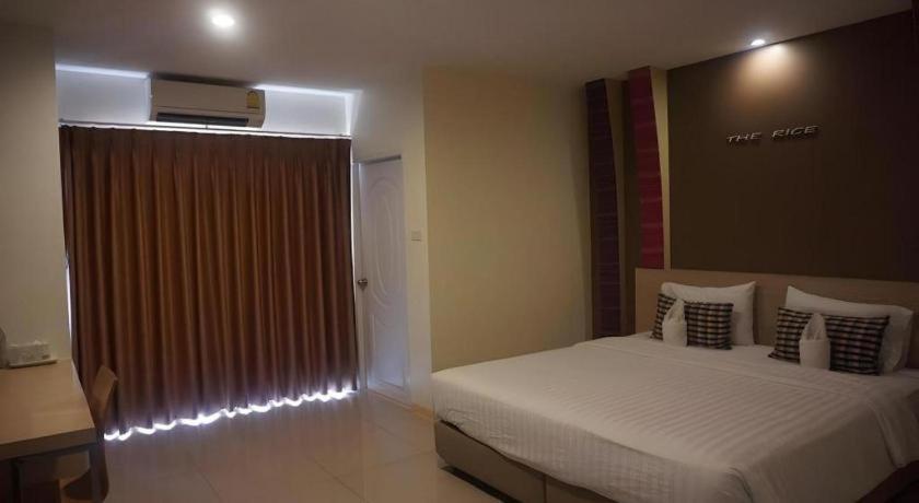 The Rice Hotel Roi Et Buitenkant foto