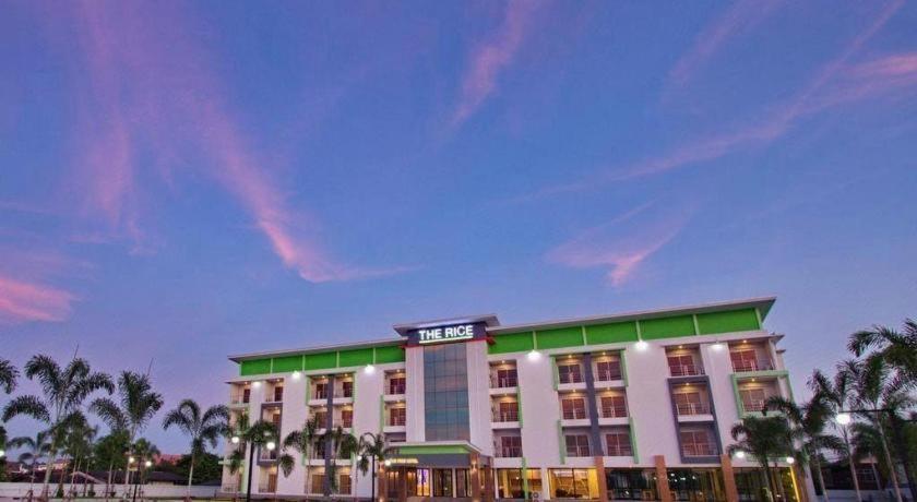 The Rice Hotel Roi Et Buitenkant foto